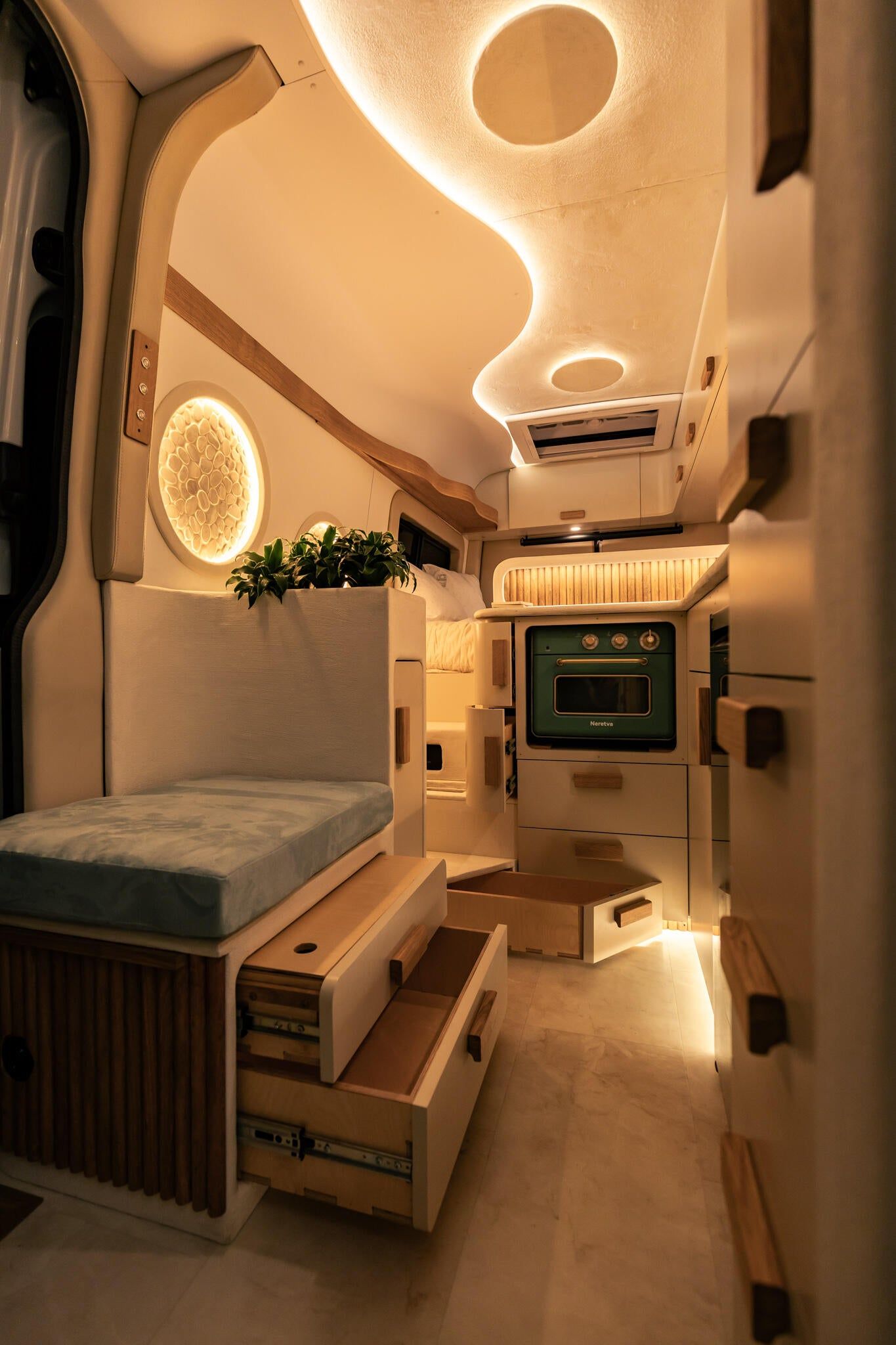 Luna interior — wide view